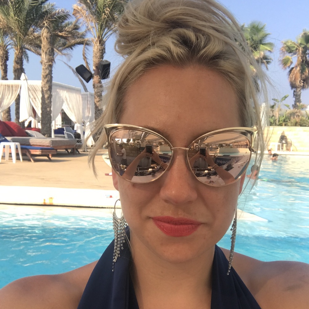Meet your Posher, Dana